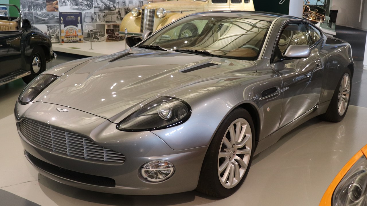 Aston Martin Vanquish (2001) — Image Credit: Vauxford - CC BY-SA 4.0/Wiki Commons
