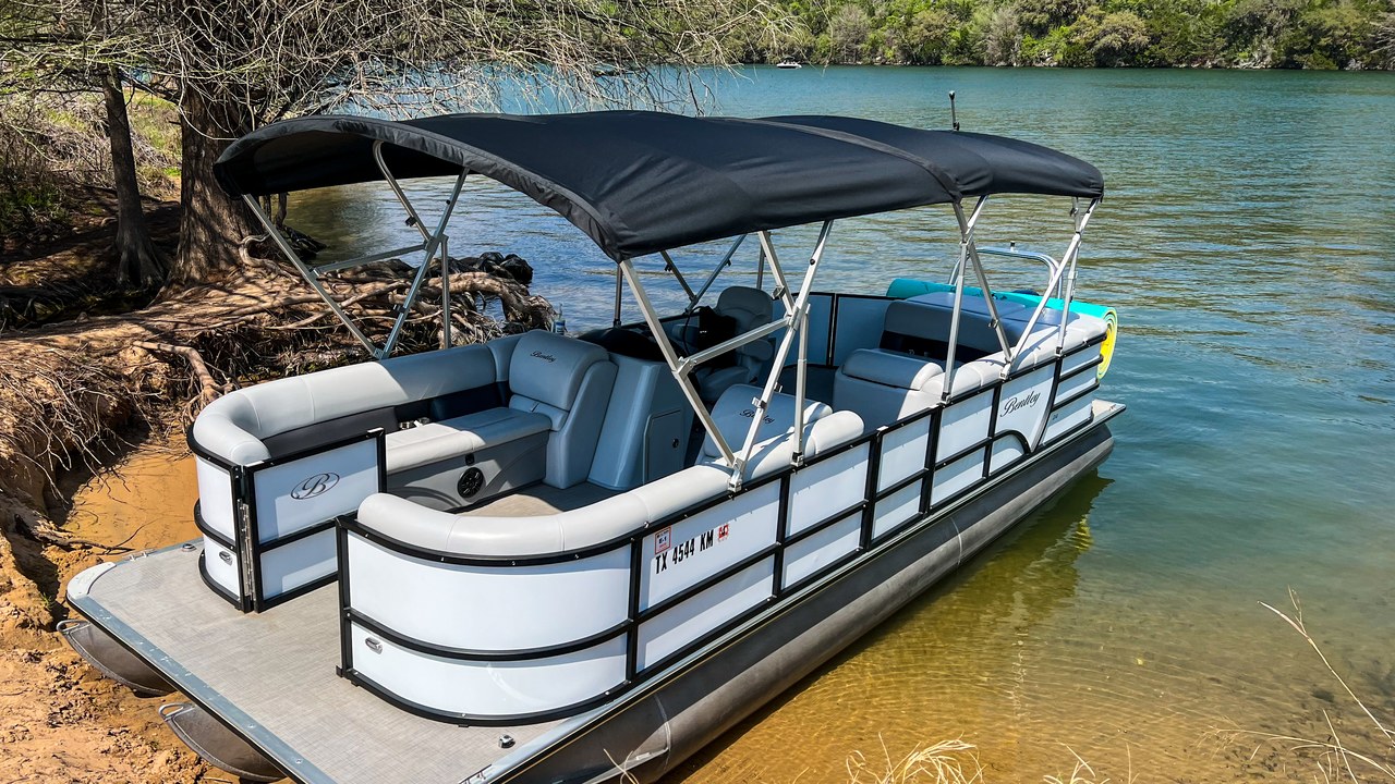 Pontoon boat — Image Credit: Wake Riderz Boat Rental Lake Austin - CC BY-SA 4.0/Wiki Commons