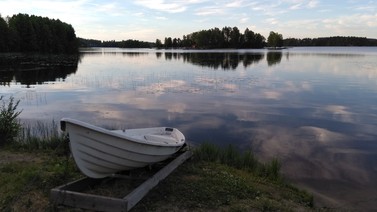 Rowboat — Image Credit: Fourteenzerozero - CC0/Wiki Commons