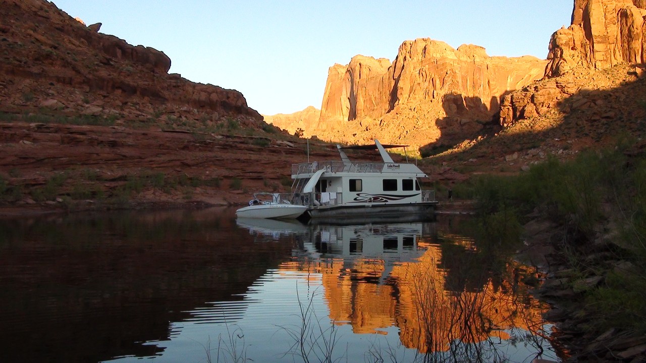 Houseboat — Image Credit: Greg Schaefer - Public domain/Wiki Commons
