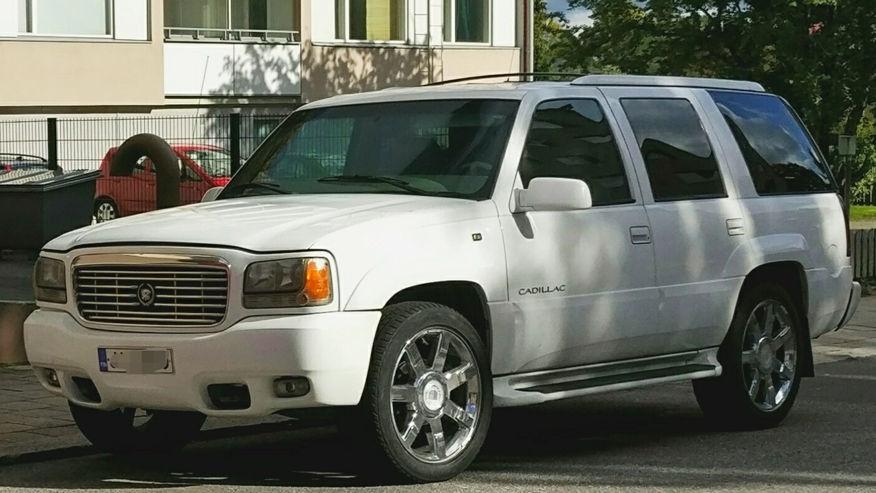 Cadillac Escalade (1999) — Image Credit: Ondraknamra - CC BY-SA 3.0/Wiki Commons