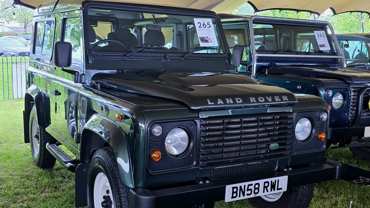 Land Rover Defender 90 — Image Credit: Calreyn88 - CC BY-SA 4.0/Wiki Commons