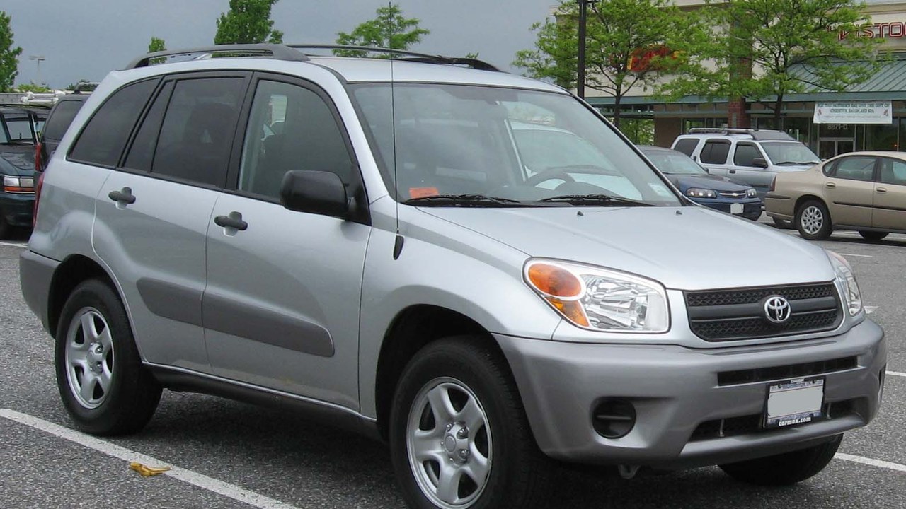 2004-2005 Toyota RAV4 — Image Credit: IFCAR - Public domain/Wiki Commons