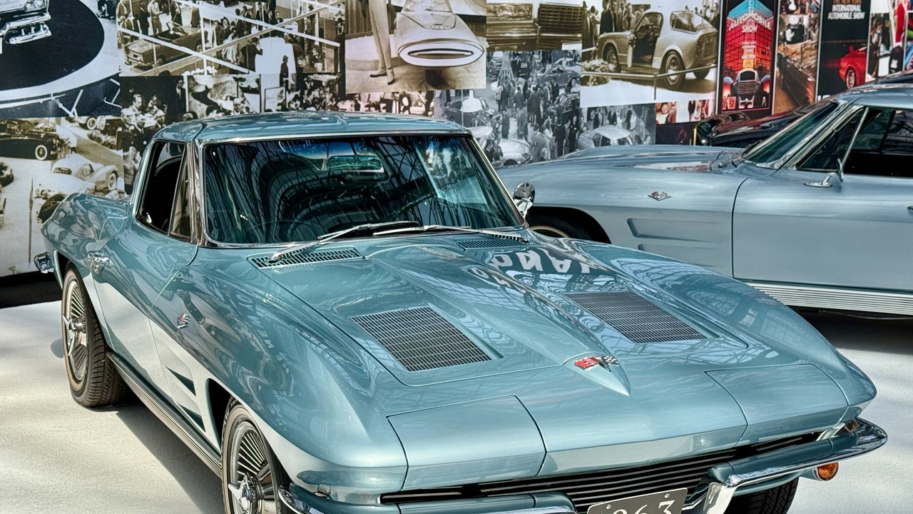 Chevrolet Corvette Sting Ray (1963) — Image Credit: Oleg Yunakov - CC BY-SA 4.0/Wiki Commons