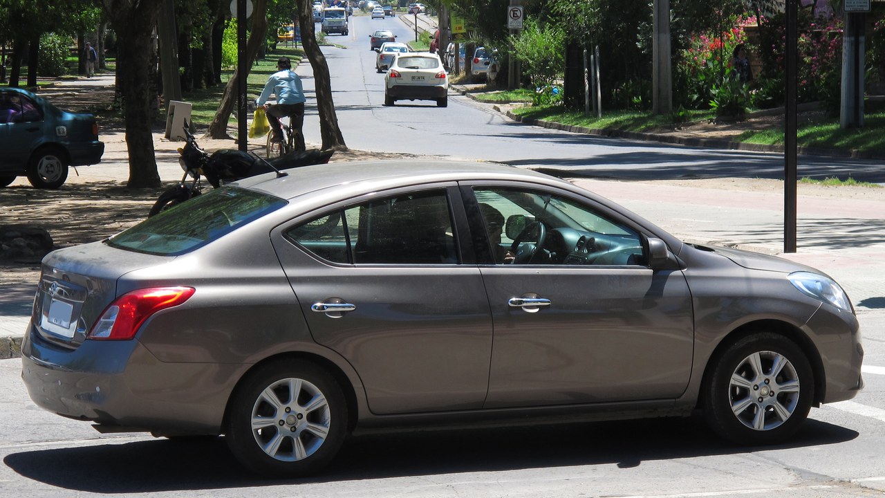 10-year-old Nissan Versa — Image Credit: RL GNZLZ from Chile - CC BY-SA 2.0/Wiki Commons