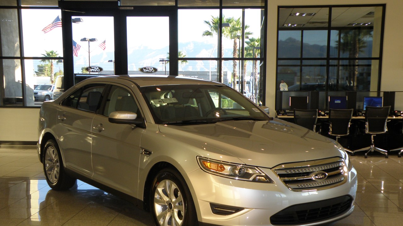 Ford Taurus — Image Credit: napolifd - CC BY-SA 2.0/Wiki Commons