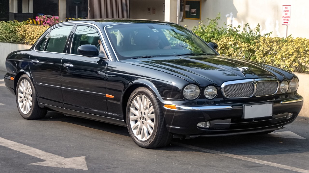 Jaguar XJ (X350) — Image Credit: Ethan Llamas - CC BY-SA 4.0/Wiki Commons