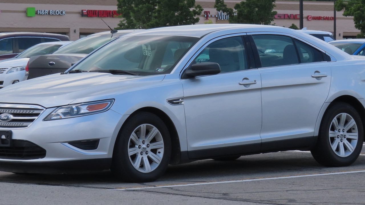 Ford Taurus (2008-2019) — Image Credit: MercurySable99 - CC BY-SA 4.0/Wiki Commons