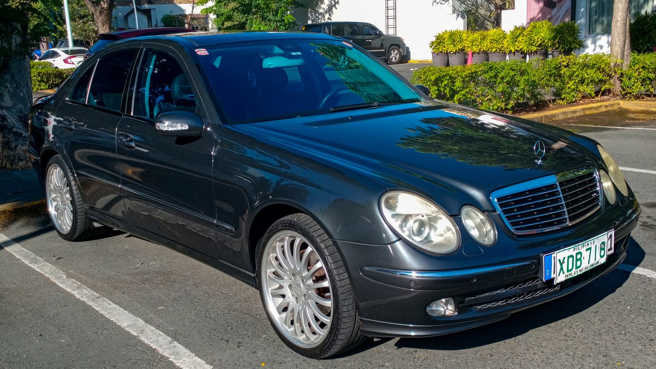 Mercedes-Benz E350 (2005-2008) — Image Credit: Ethan Llamas - CC BY-SA 4.0/Wiki Commons