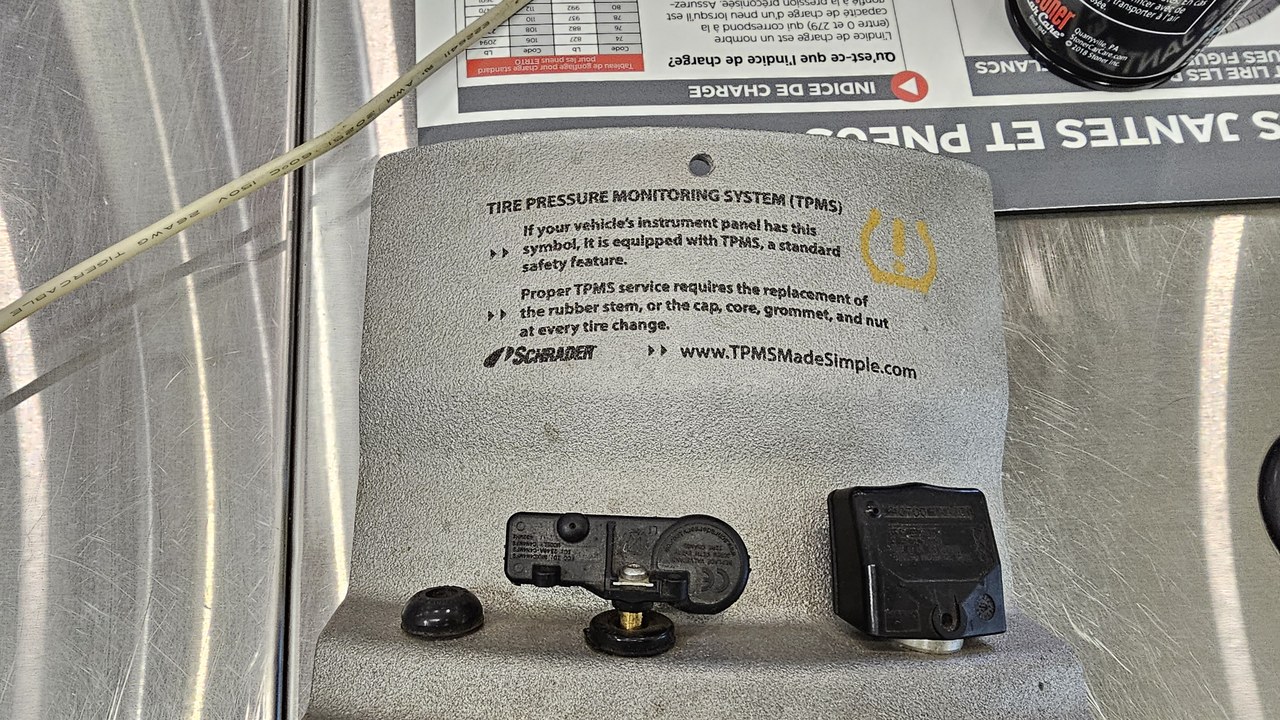 Tire-pressure monitoring system — Image Credit: Sinafe - CC BY-SA 4.0/Wiki Commons