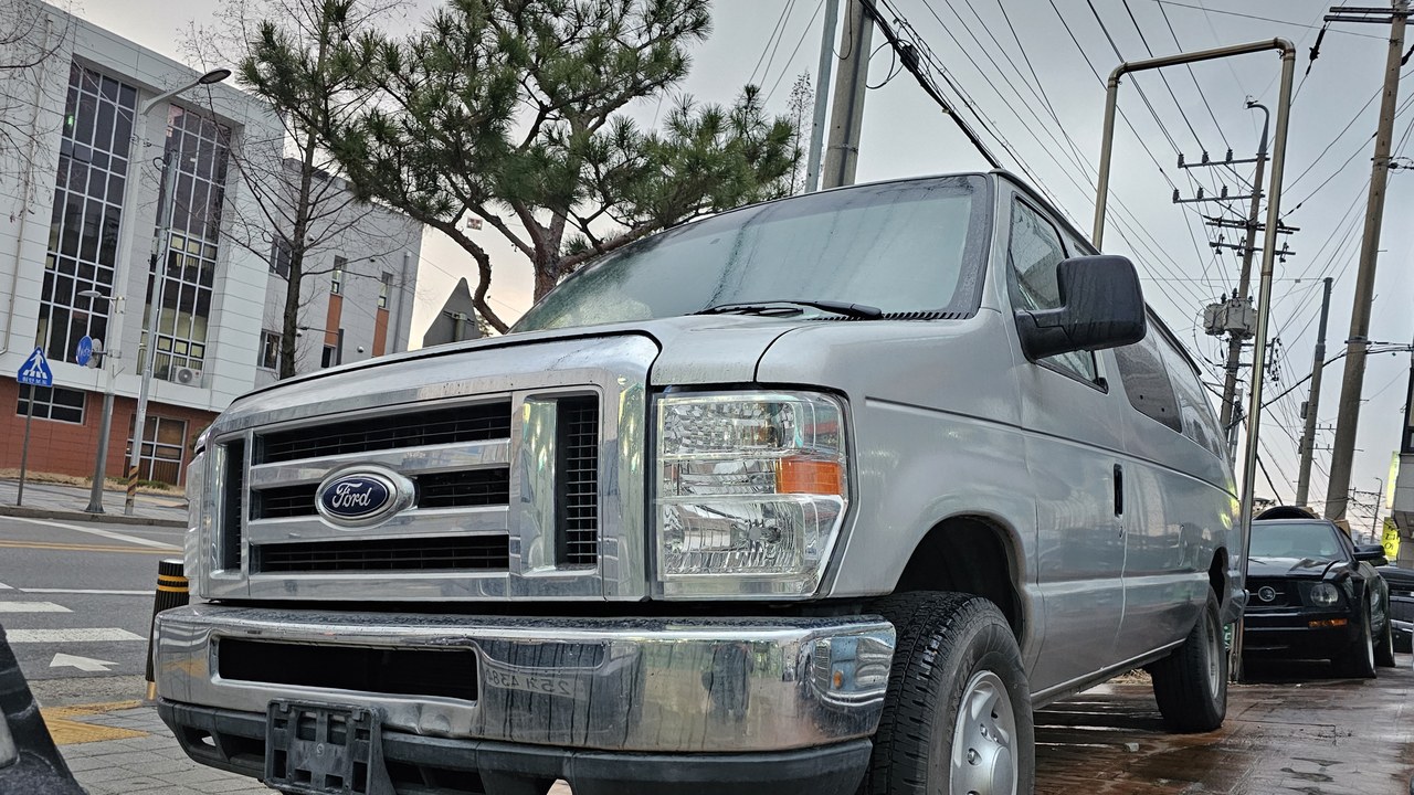 Ford E-Series van — Image Credit: Damian B Oh - CC BY-SA 4.0/Wiki Commons