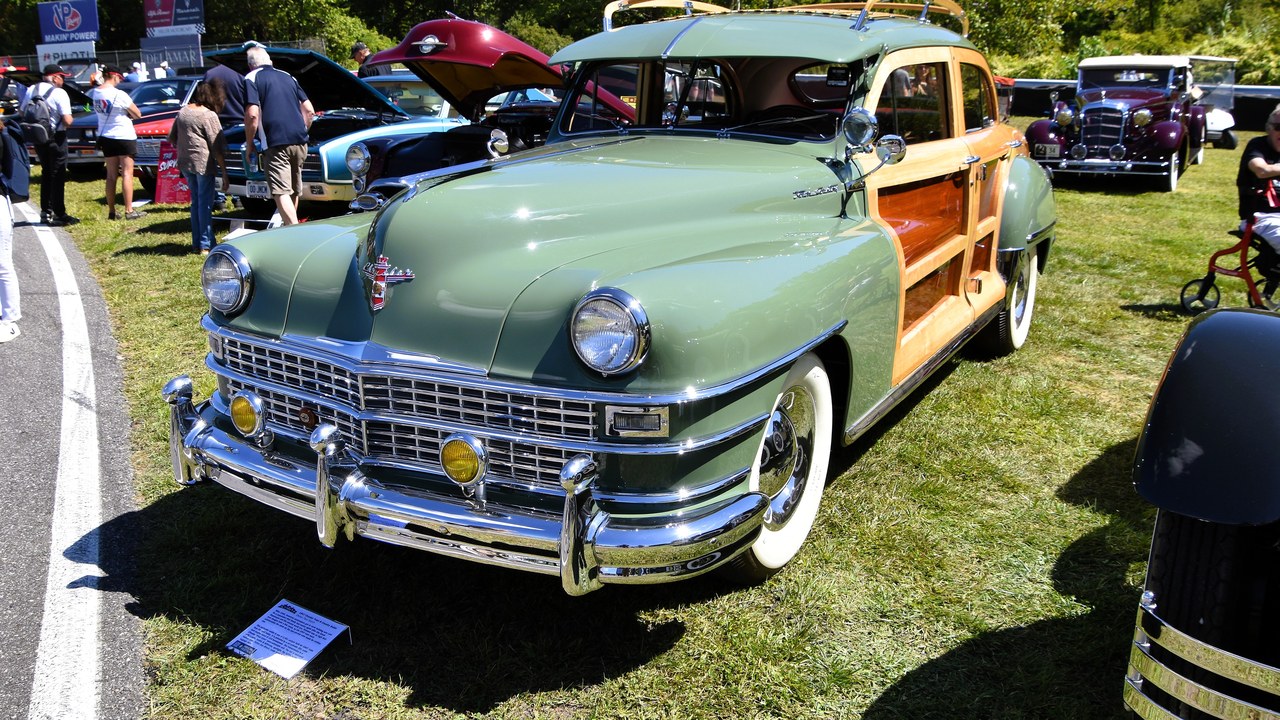 Chrysler Town & Country — Image Credit: Charles from Port Chester, New York - CC0/Wiki Commons