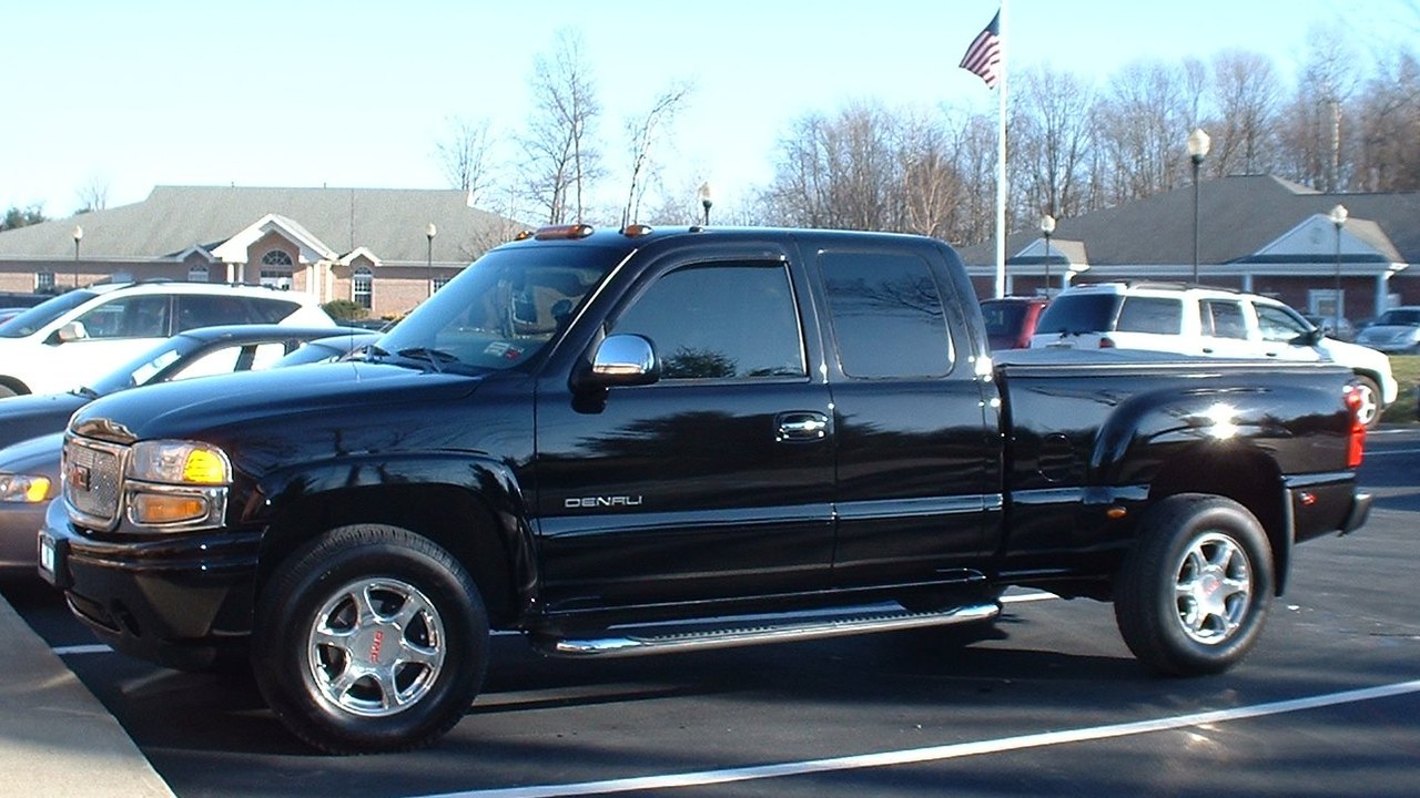 GMC Sierra Denali (2002) — Image Credit: Denaliano at English Wikipedia - Public domain/Wiki Commons