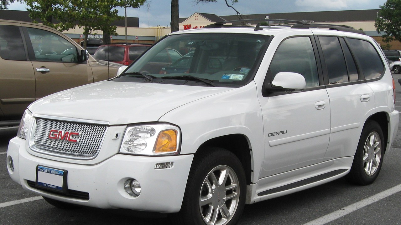 GMC Envoy Denali (2005) — Image Credit: IFCAR - Public domain/Wiki Commons