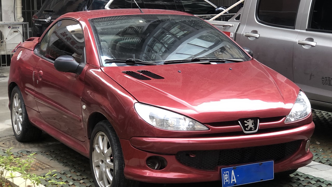 Peugeot 206 CC — Image Credit: JamesYoung8167 - CC BY-SA 4.0/Wiki Commons