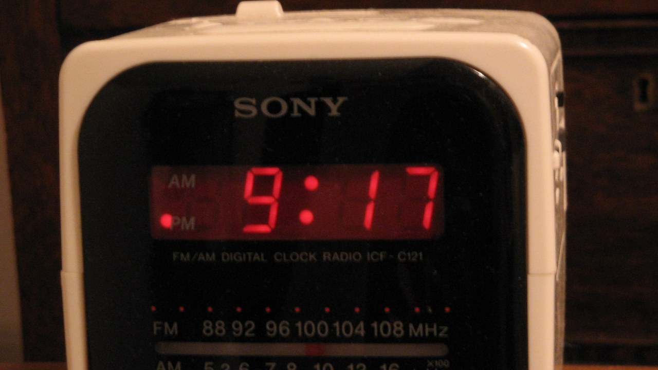 Clock radio — Image Credit: Zginder - Public domain/Wiki Commons