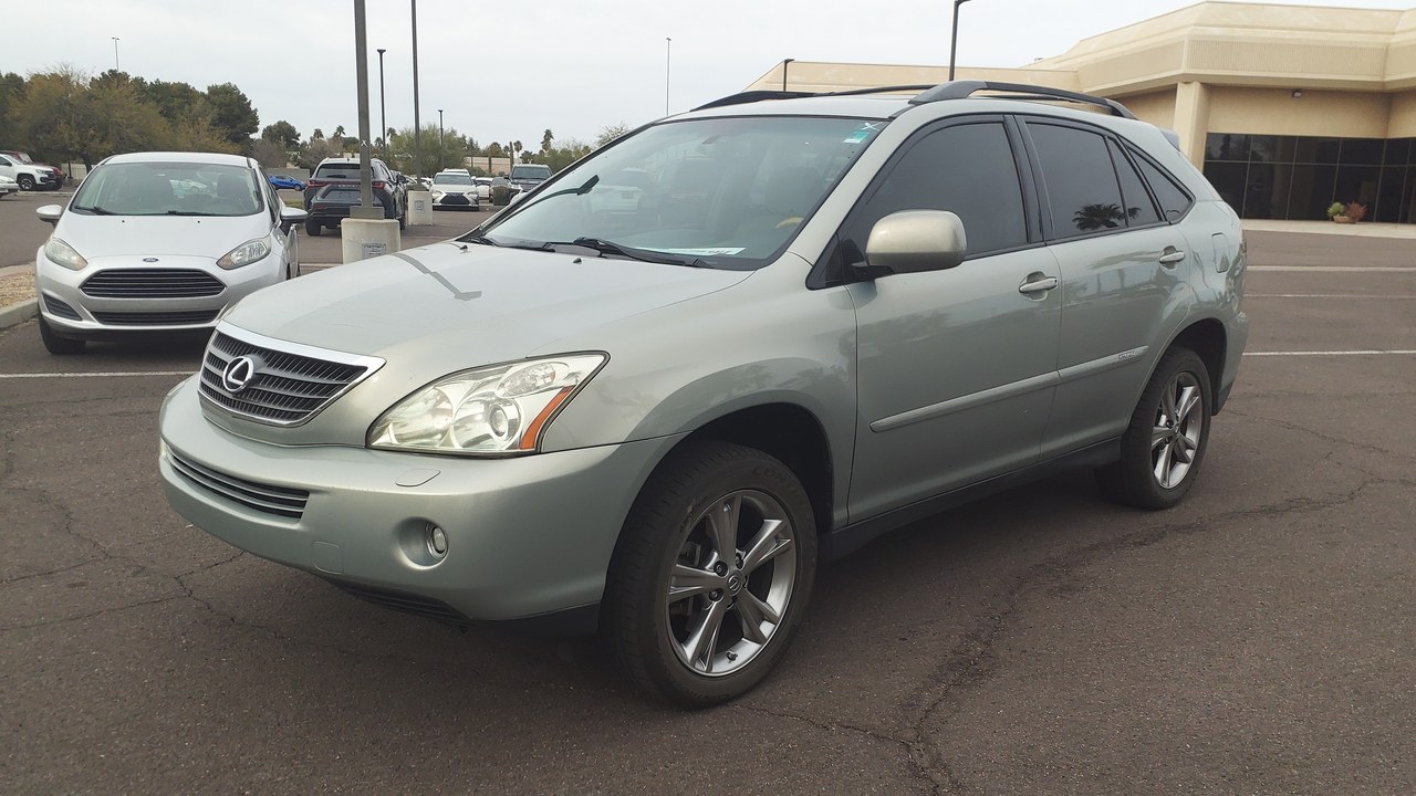 Lexus RX Hybrid — Image Credit: HJUdall - CC0/Wiki Commons