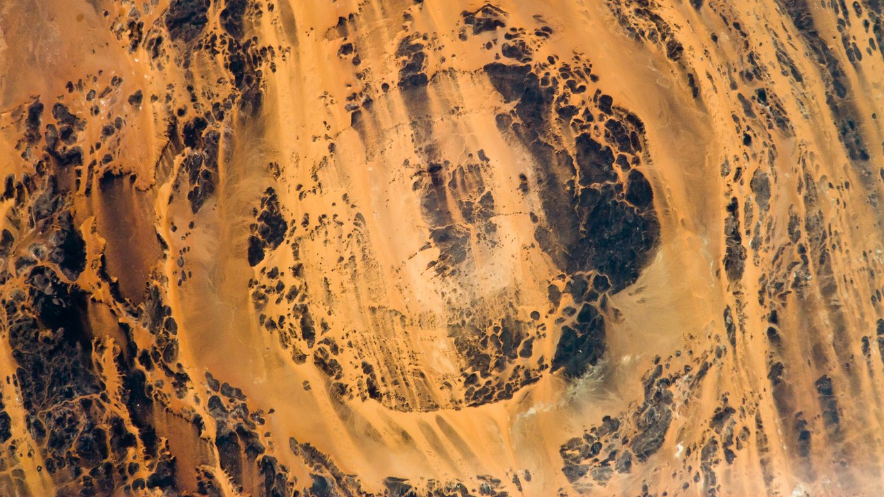 Aorounga crater — Image Credit: NASA Expedition 20 crew Image Science & Analysis Laboratory - Public domain/Wiki Commons