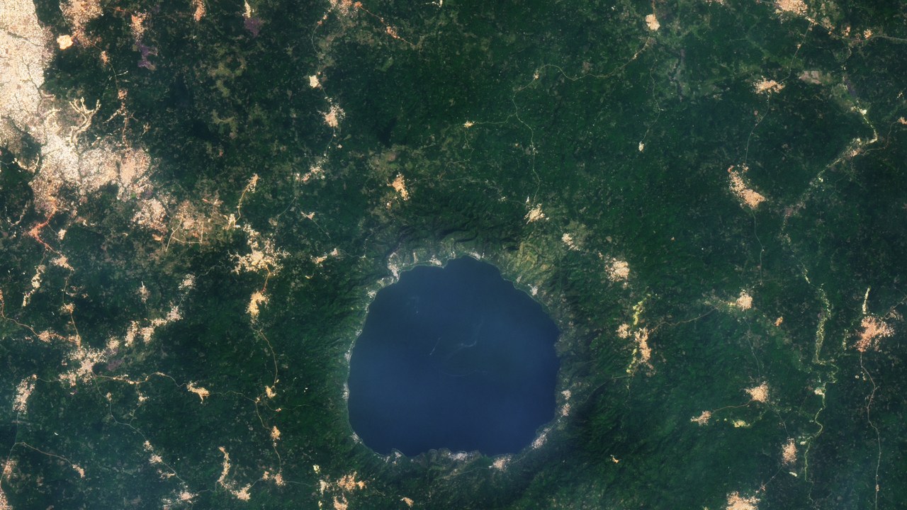 Lake Bosumtwi — Image Credit: NASA Earth Observatory images by Michala Garrison - Public domain/Wiki Commons