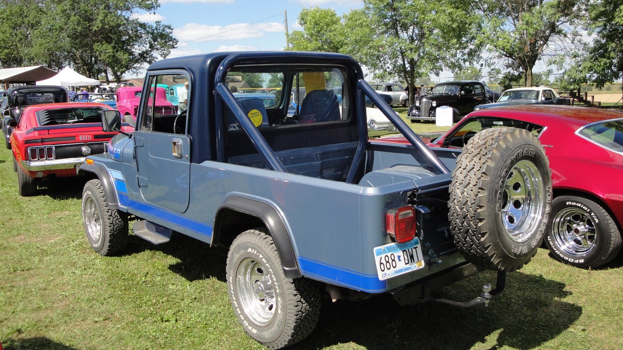 Jeep CJ-8 Scrambler — Image Credit: Greg Gjerdingen from Willmar, USA - CC BY 2.0/Wiki Commons