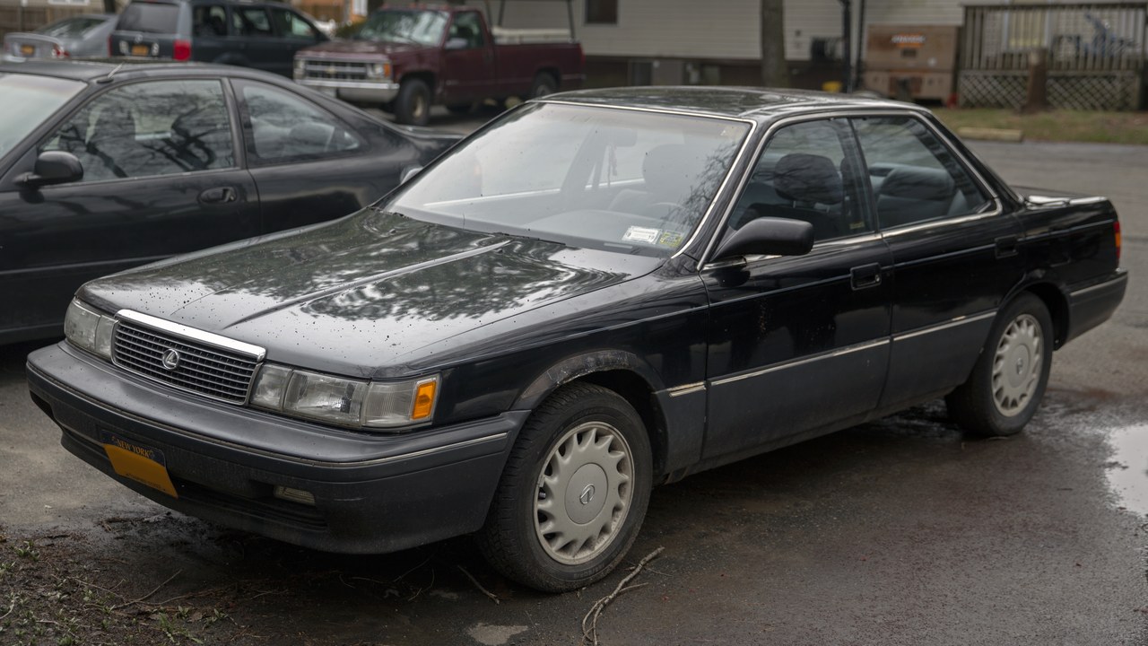 Lexus ES 250 — Image Credit: Mr.choppers - CC BY-SA 3.0/Wiki Commons