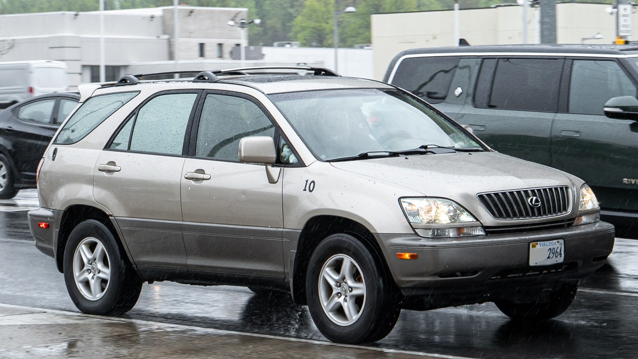 Lexus RX 300 — Image Credit: OWS Photography - CC BY 4.0/Wiki Commons