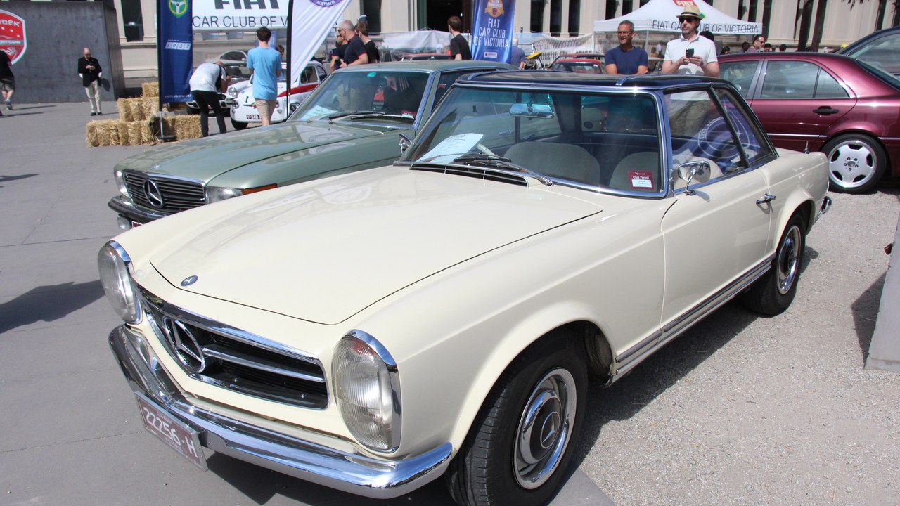 Mercedes-Benz W113 'Pagoda' SL — Image Credit: Sicnag - CC BY 2.0/Wiki Commons