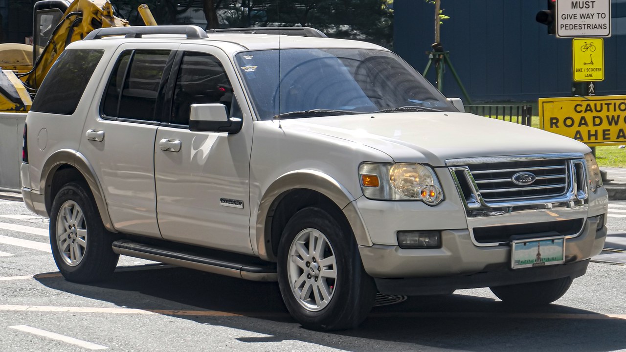 2002 Ford Explorer — Image Credit: Ethan Llamas - CC BY-SA 4.0/Wiki Commons