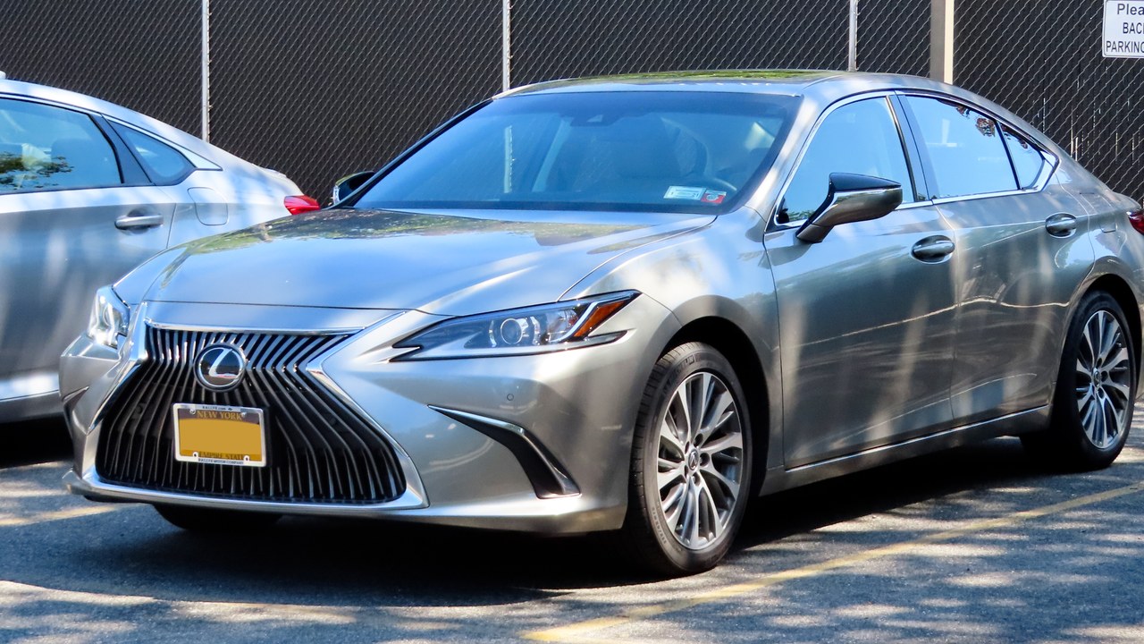 Lexus ES — Image Credit: Kevauto - CC BY-SA 4.0/Wiki Commons