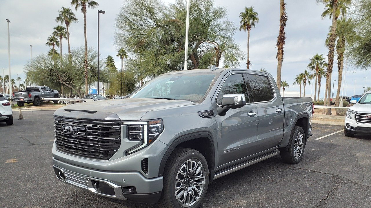 GMC Sierra — Image Credit: HJUdall - CC0/Wiki Commons