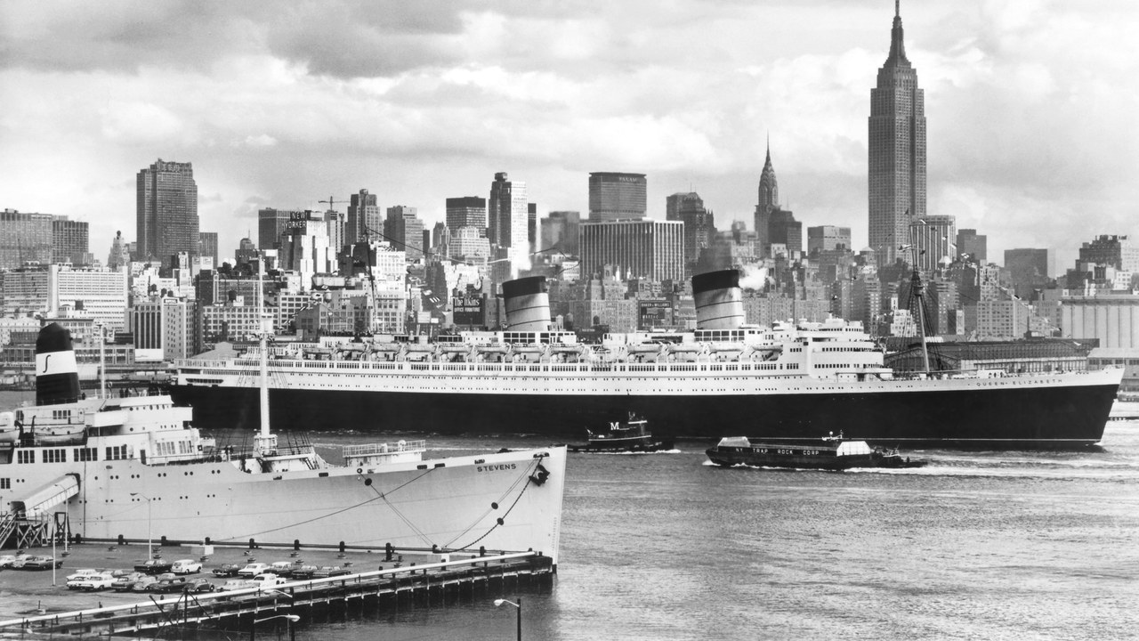 RMS Queen Elizabeth — Image Credit: Louis Gardella, as indicated on the original postcard - Public domain/Wiki Commons
