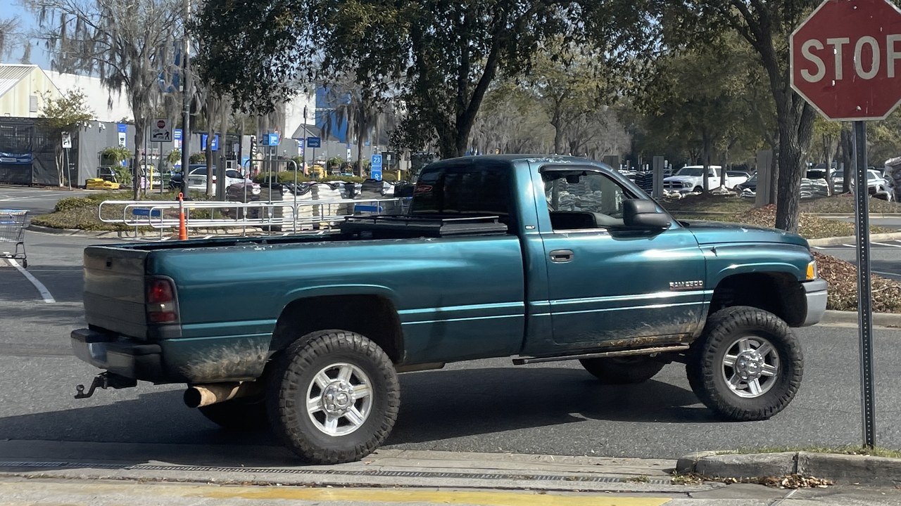 Dodge Ram 2500 (1994-1998, 12-valve Cummins) — Image Credit: FLGALine1999 - CC0/Wiki Commons