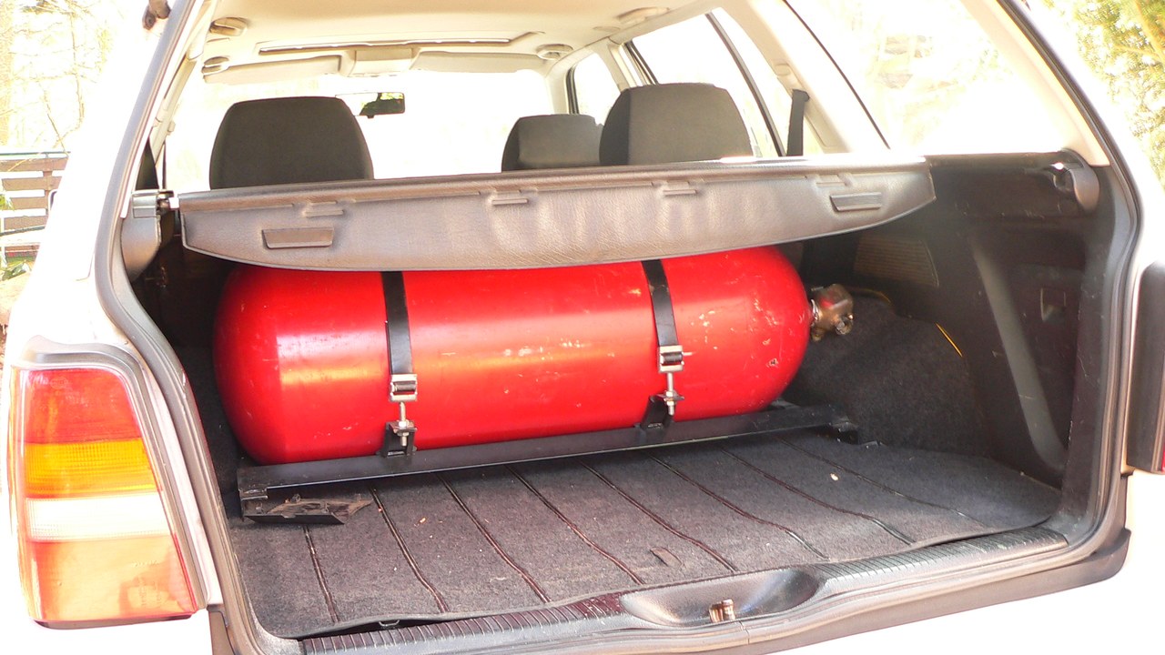 Compressed natural gas tank — Image Credit: Peter Voeth - CC BY-SA 3.0/Wiki Commons