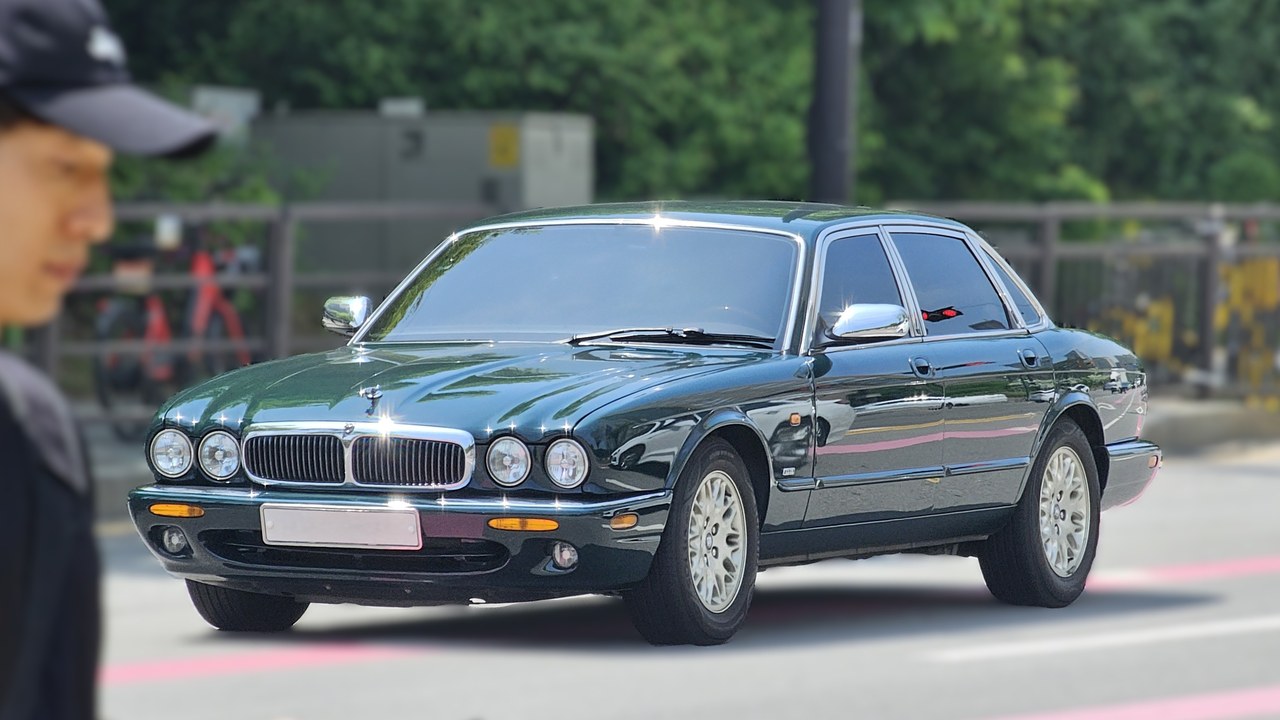 Jaguar XJR — Image Credit: Damian B Oh - CC BY-SA 4.0/Wiki Commons
