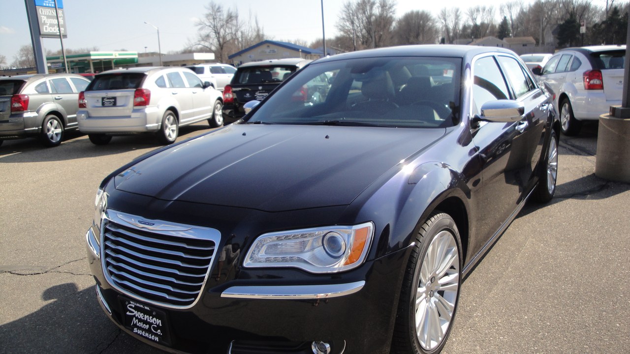 Chrysler 300 — Image Credit: Greg Gjerdingen from Willmar, USA - CC BY 2.0/Wiki Commons