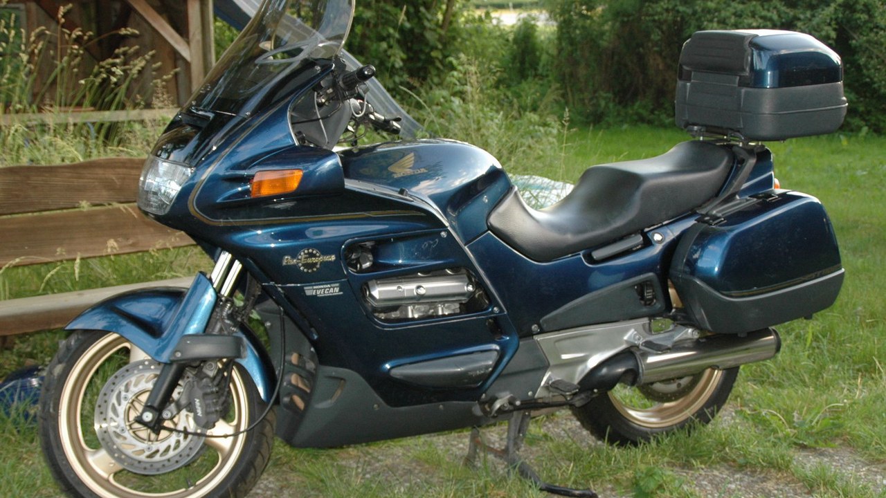 Honda ST1100 — Image Credit: Tarrakaner - CC BY-SA 4.0/Wiki Commons