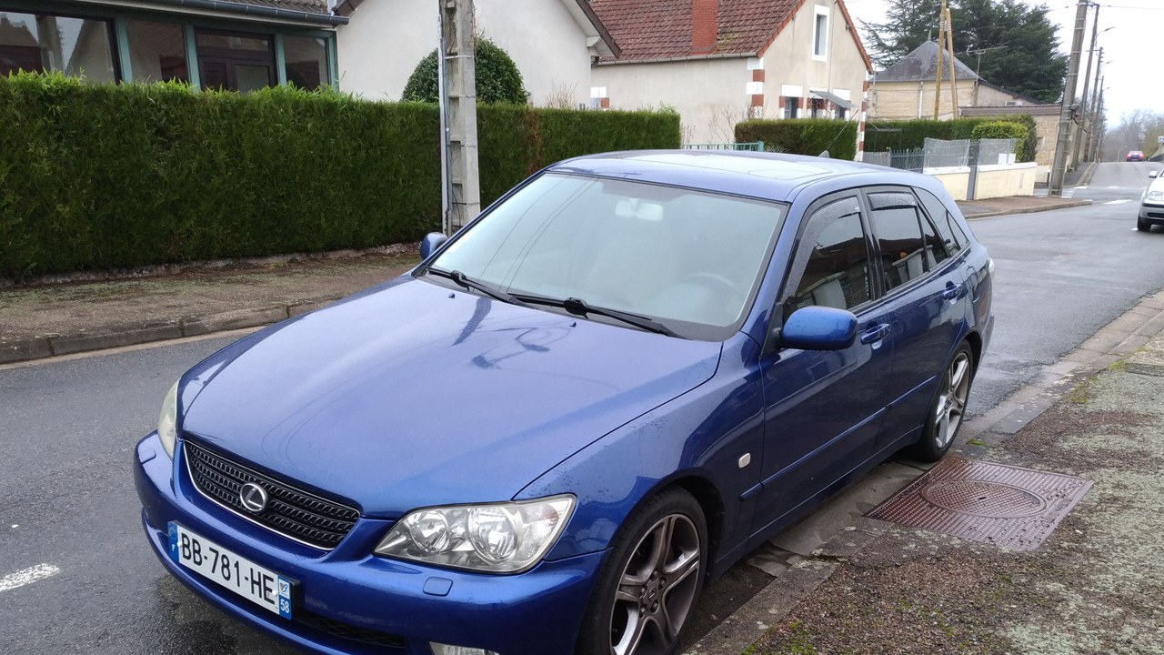Lexus IS300 SportCross — Image Credit: Guillaume Vachey - CC0/Wiki Commons