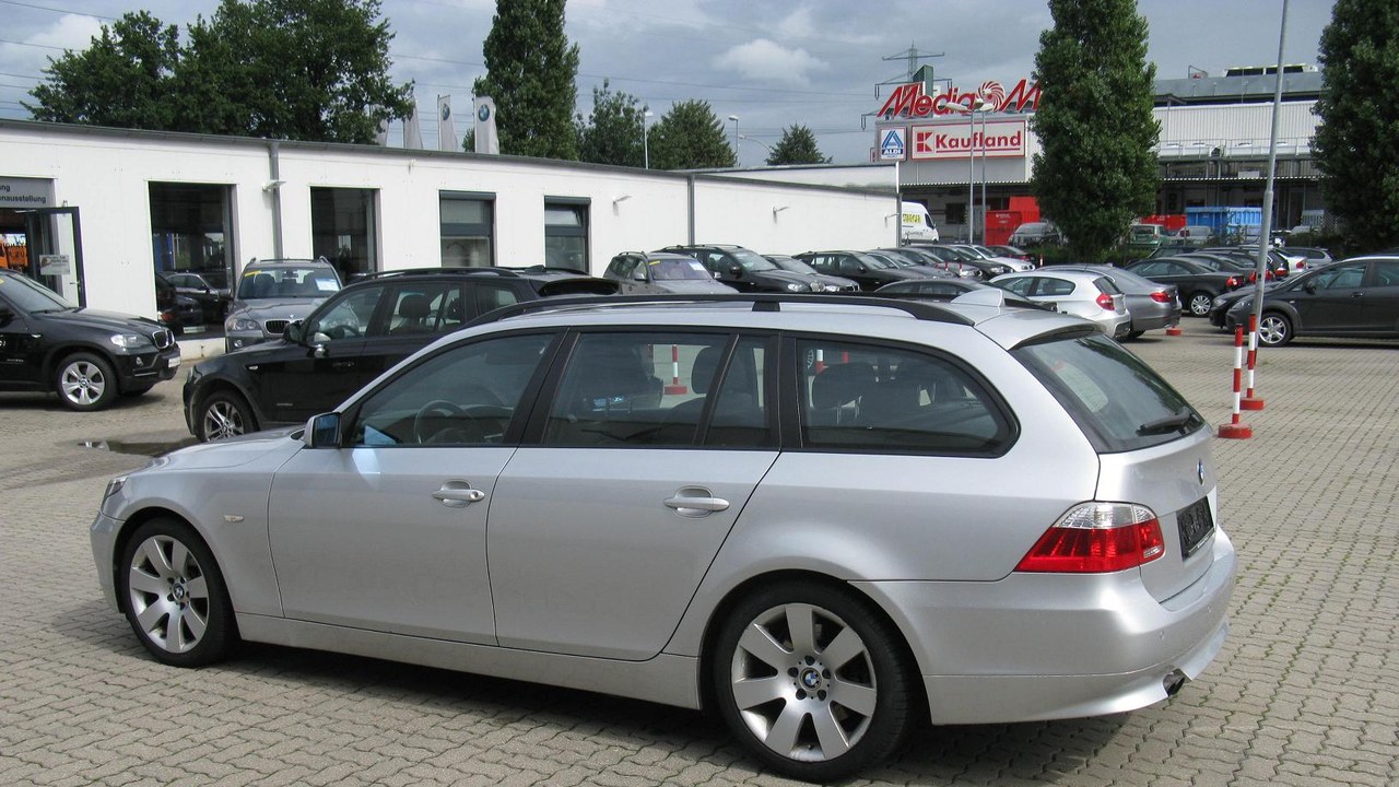 BMW 5 Series Touring — Image Credit: nakhon100 - CC BY 2.0/Wiki Commons