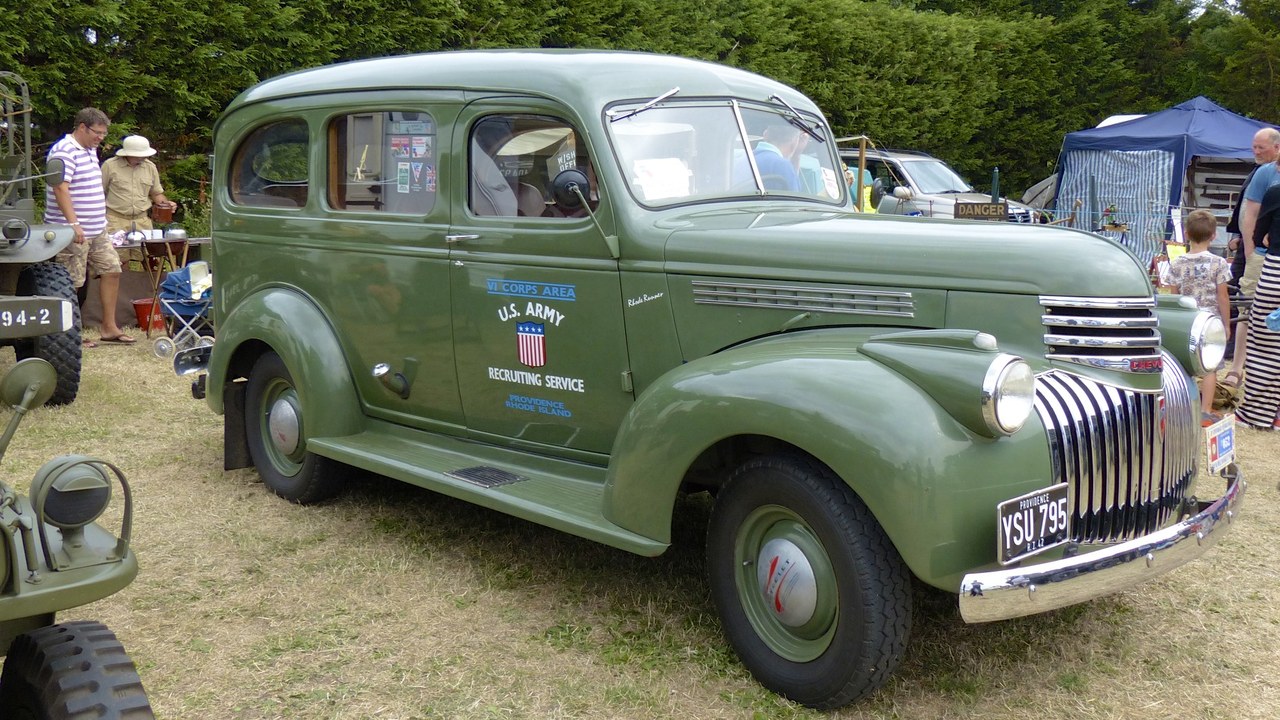Chevrolet Suburban (second generation) — Image Credit: Ian Kirk from Broadstone, Dorset, UK - CC BY 2.0/Wiki Commons