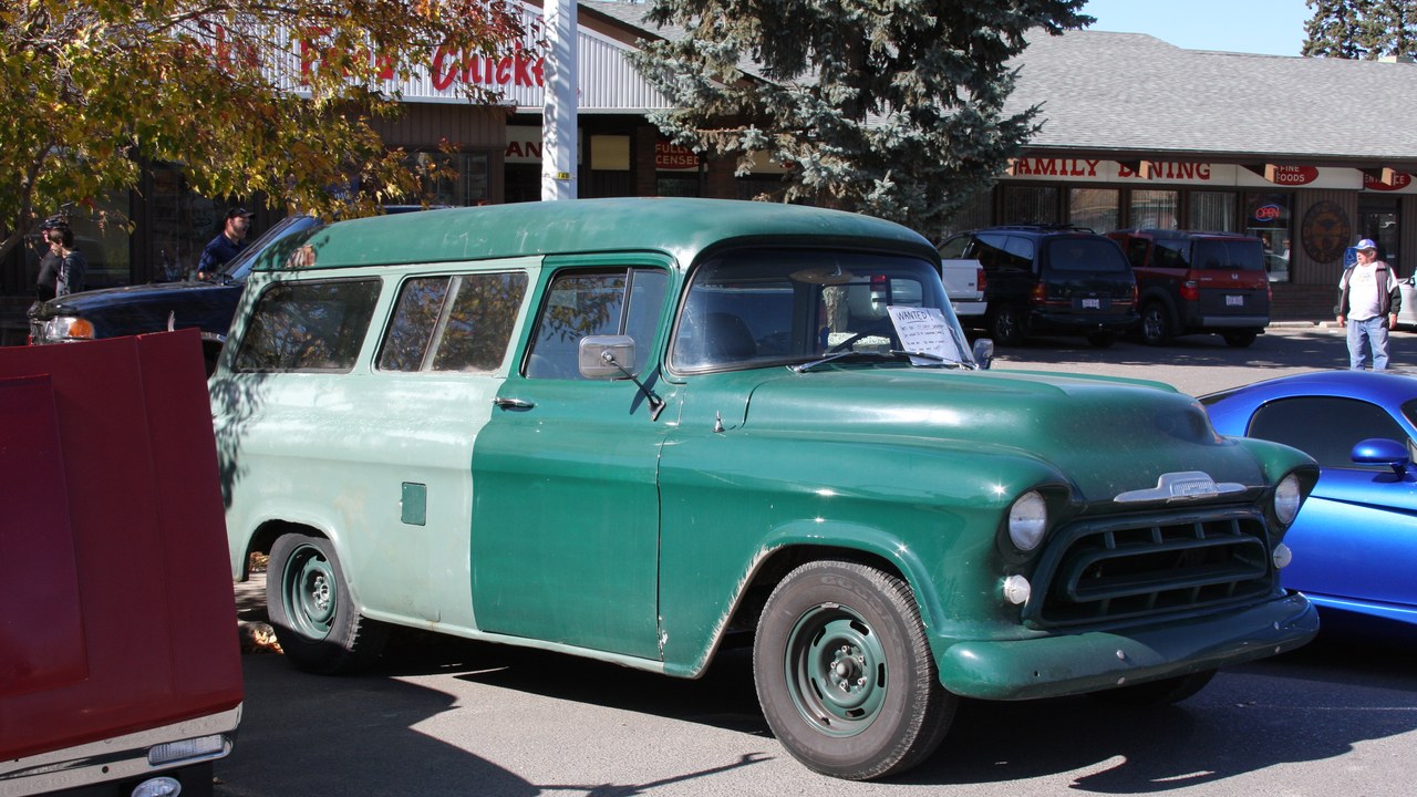 Chevrolet Suburban (fourth generation) — Image Credit: dave_7 from Lethbridge, Canada - CC BY 2.0/Wiki Commons