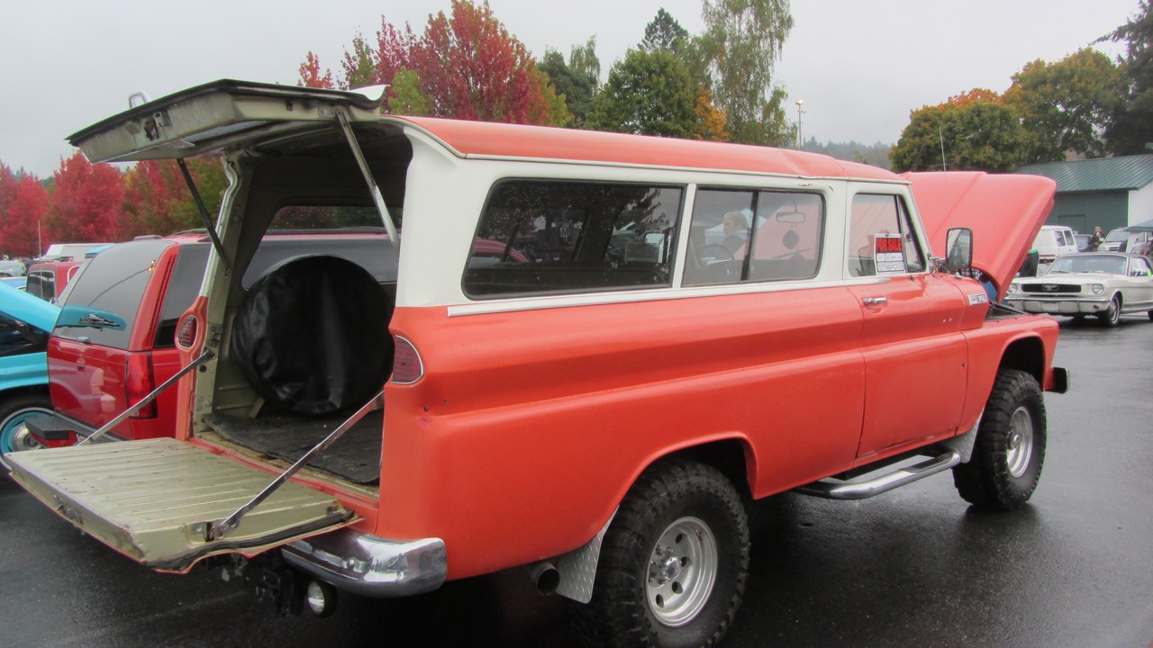Chevrolet Suburban (fifth generation) — Image Credit: JOHN LLOYD from Concrete, Washington, United States - CC BY 2.0/Wiki Commons