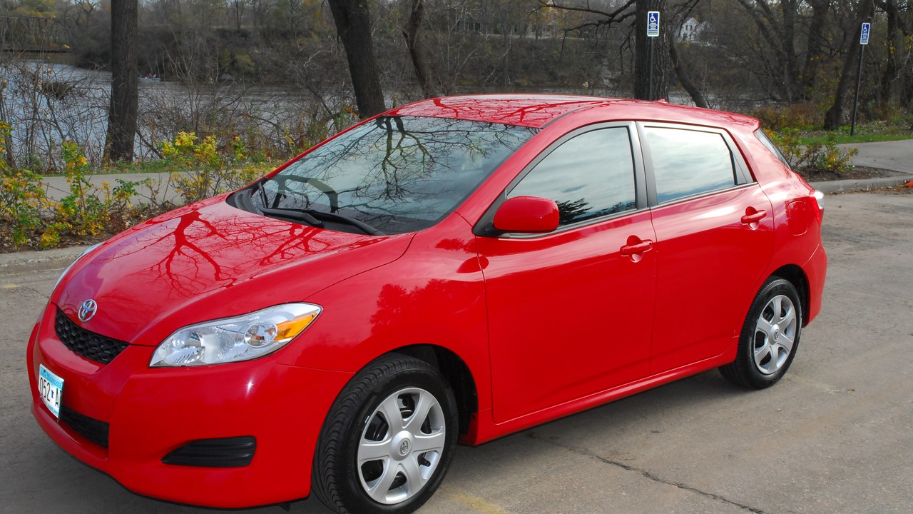 Toyota Matrix (2009-2011) — Image Credit: Chris - CC BY 2.0/Wiki Commons