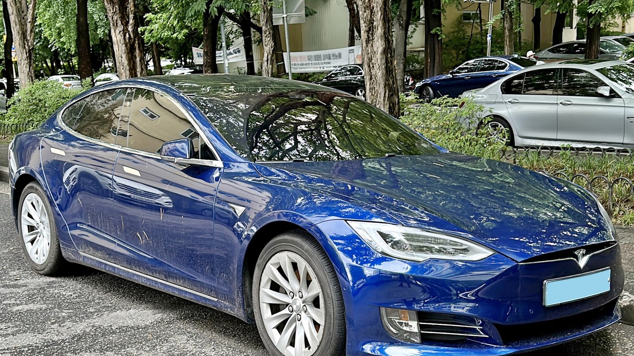 Tesla Model S — Image Credit: Benespit - CC BY-SA 4.0/Wiki Commons