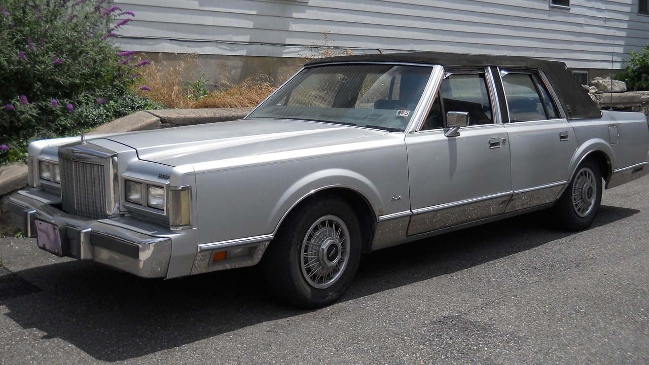 Lincoln Town Car (Chet Belisle) — Image Credit: Shuvaev - CC BY-SA 3.0/Wiki Commons