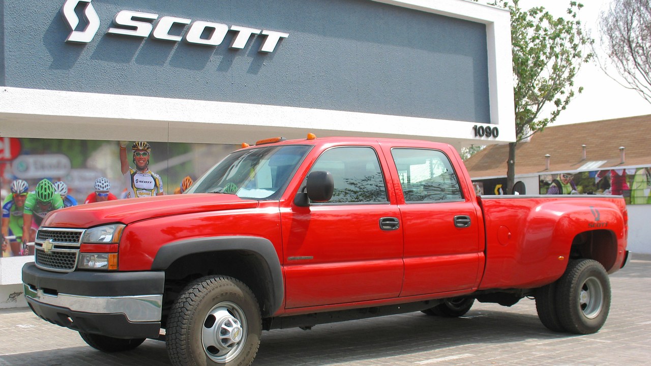 Chevrolet Silverado 3500 HD (Hugh and Tammy Pennington) — Image Credit: order_242 from Chile - CC BY-SA 2.0/Wiki Commons