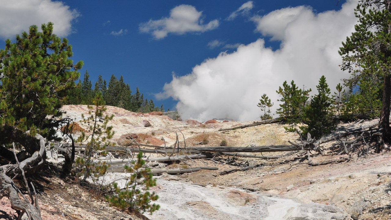 Steamboat Geyser — Image Credit: James St. John - CC BY 2.0/Wiki Commons
