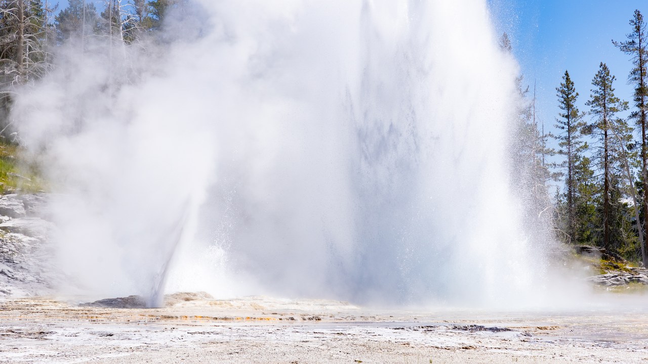 Grand Geyser — Image Credit: YellowstoneNPS - Public domain/Wiki Commons