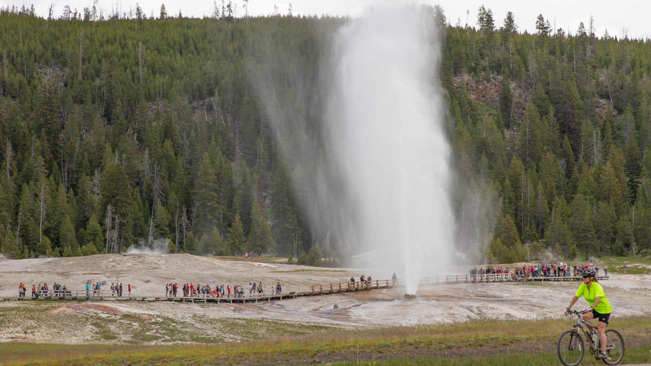 Beehive Geyser — Image Credit: Yellowstone National Park - Public domain/Wiki Commons