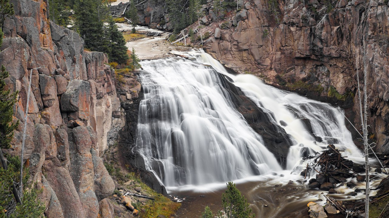 Gibbon Falls — Image Credit: Yellowstone National Park from Yellowstone NP, USA - Public domain/Wiki Commons