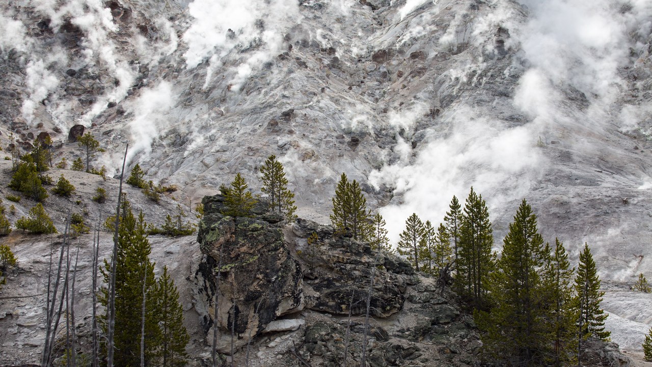 Roaring Mountain — Image Credit: Yellowstone National Park - Public domain/Wiki Commons
